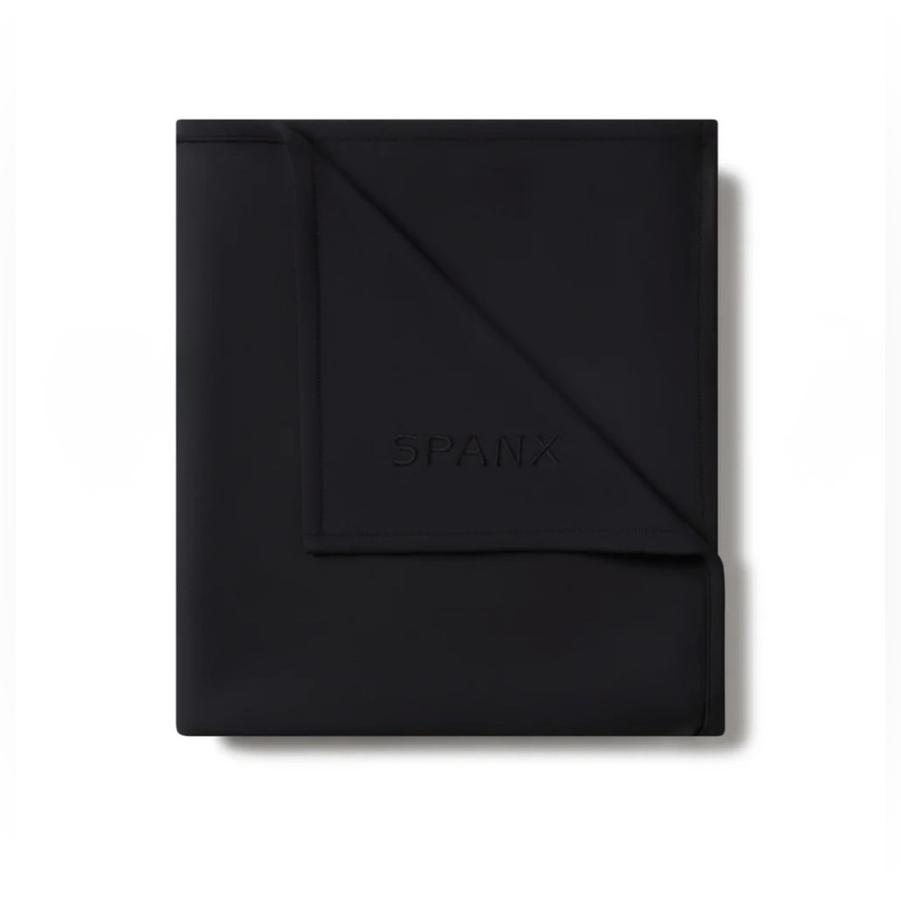 SPANX Air Essentials Travel Blanket in Black| 50” x 60”